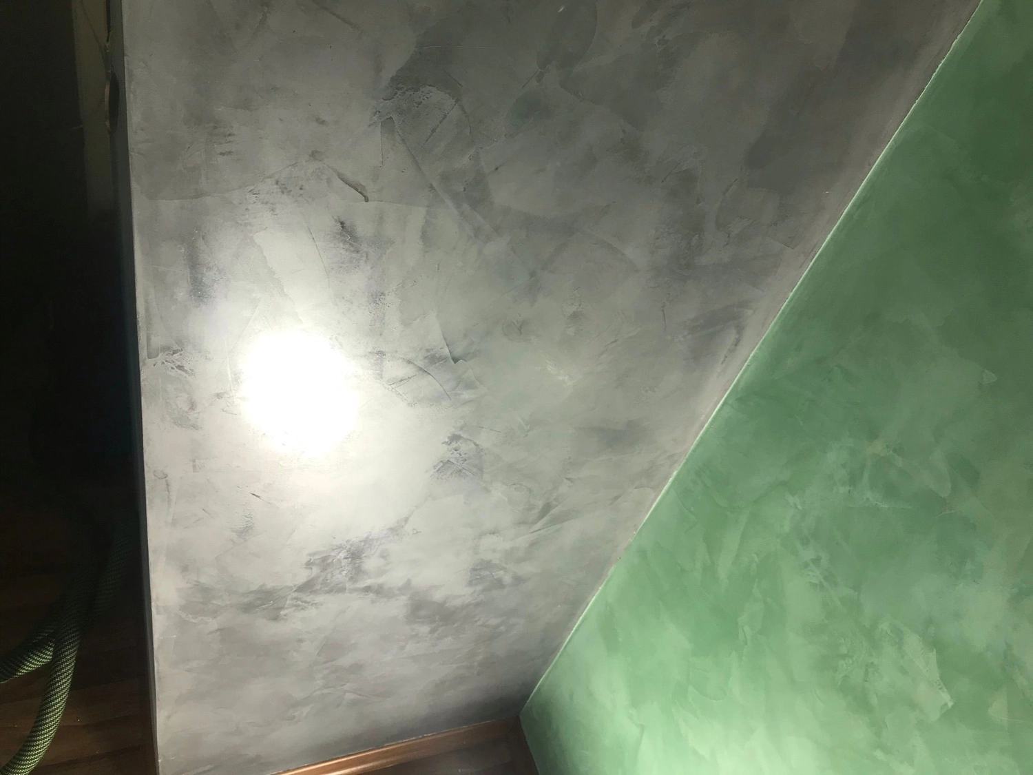 TS Malerfachbetrieb – Maler und Lackierer – eine venezianische Wandkunst mit strukturiertem, glänzendem Detailmuster, Stucco Veneziano